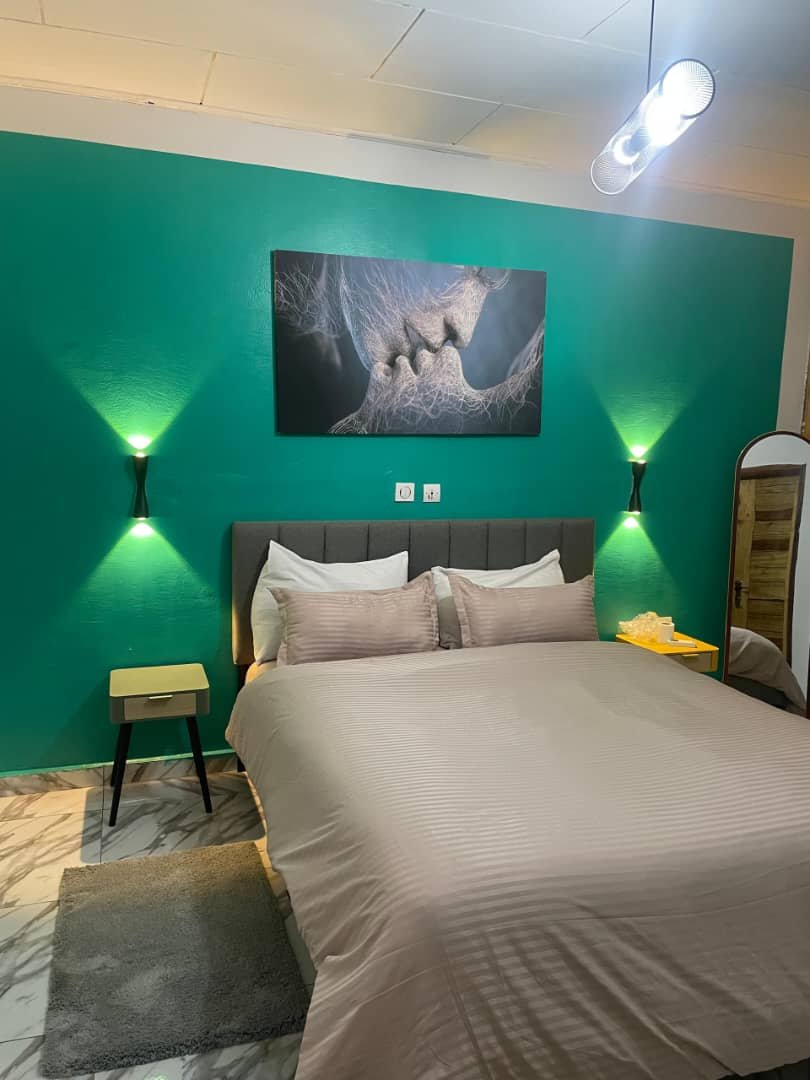 CHAMBRE SALON MEUBLÉ HAUT STANDING – ÉLÉGANCE & CONFORT GARANTIS