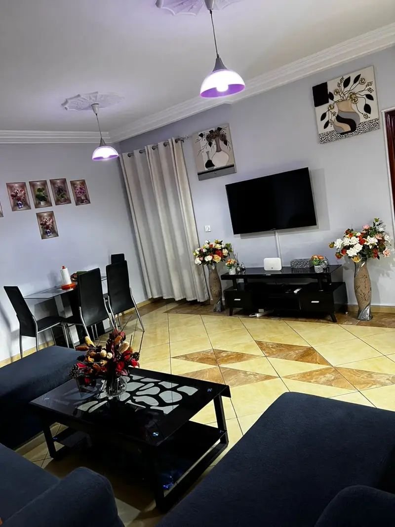 Résidence Meublée MANIFICA – Luxe, Confort & Accessibilité à la 8ᵉ Tranche (Carrefour Prière)